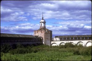 НИКИТСКИЙ МОНАСТЫРЬ. Стены и северо-западная угловая башня. 1988